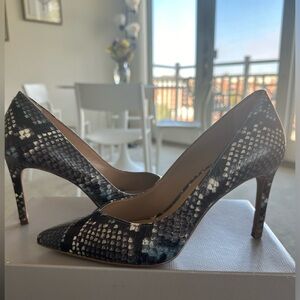 Elegant Snakeskin Pattern Heels - blue/ black